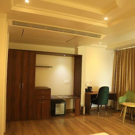 Sapphire Sky Hotel Dehradun Zewnętrze zdjęcie
